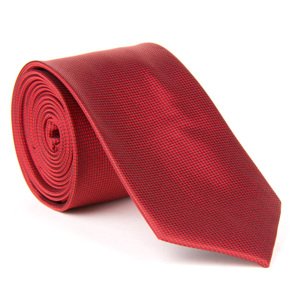 Bordovo-červená kravata s čiernou jemnou mriežkou.